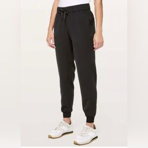 Lululemon Womens on the Fly Jogger in Black - Size 6